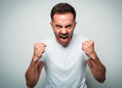 Мужчина сжимает кулаки